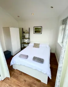 Lovely 1-Bed Apartment In Leeds - Image 5
