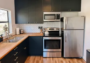 Quiet & Spacious 1BR Modern Bungalow Retreat - Image 5