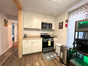 Modern-Bohemian quarters - King Bed-Washer/Dryer - Image 4