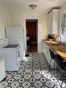 Large 1st floor apartment w/ laundry - Image 2