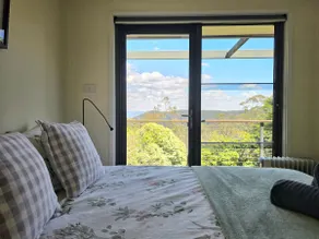 Narrow Neck Views | Spacious Fireplace Stay - Image 5