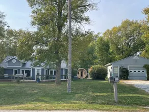 Lakeshore Cottage Retreat - Image 5