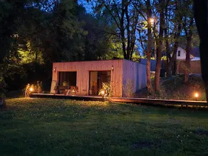 Air-conditioned riverside studio - shared pool - Image 3