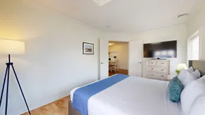 Modern Kingsuite | Walk to Beach | Pool | Sleeps 4 - Image 4