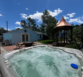 Steampunk Art Studio -Hot Tub/Firepit, walkable - Image 5