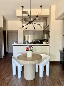 Luxury 2BR Condo• 16ft Ceilings• Walk to mall - Image 2
