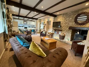 4-Bed Cottage at Famous Tuckers Grave Inn Sleeps 8 - Image 3