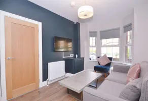 No2 Queens Quarter House Family and Corporate Ready 3 Bed & 2 Bath - Image 3