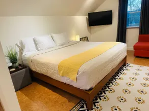 The Grey Wolf (studio-style loft suite) - Image 3