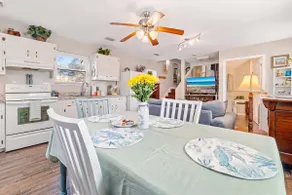 Beach Barn - 5min to Pcola Beach , Full Kitchen - Image 4