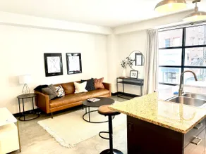Designer Modern Loft Central Downtown, Gym Access - Image 2