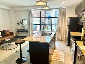 Designer Modern Loft Central Downtown, Gym Access - Image 3
