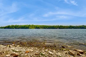 3BR lakefront retreat w/ patio - dogs welcome - Image 3