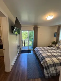 Gabriola Studios Large Private Suite with Hot Tub - Image 3