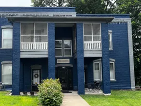 A. Earhart, K-Q beds, 2 patios, walk Benedictine - Image 2