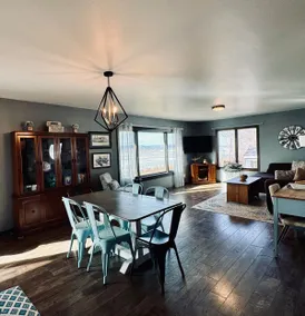 Mississippi River Home / HOT TUB / Sleeps 8 - Image 5