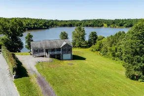 4BR Lakefront home w/dock, kayaks, canoes - Image 5