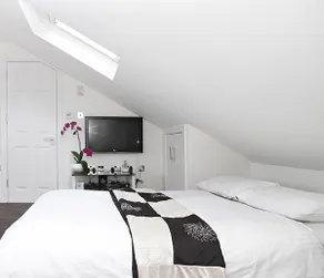 Penthouse with balcondy and Panoramic Views - Image 3