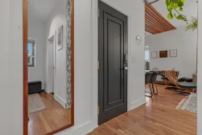 **Bright, Clean and Stylish. Minutes to Downtown** - Image 5