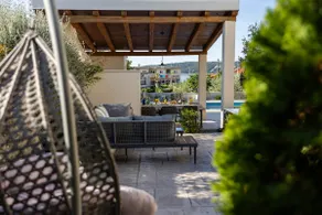 Newly renovated luxury villa with pool and view - Image 2