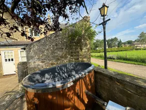 Luxurious eco-accommodation with wood fired hottub - Image 4