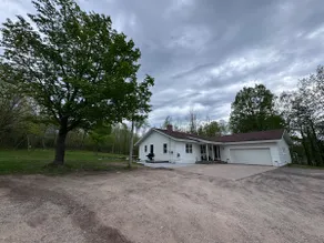 NEW LOOK! Prime Location for your Houghton Stay! - Image 2