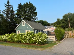 Renovated cottage with lake access & yard - Image 2