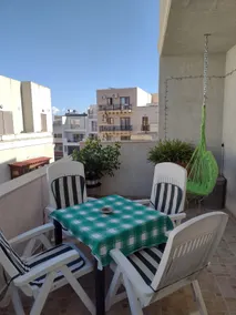 Central, spacious and quiet flat in St Gilian - Image 3