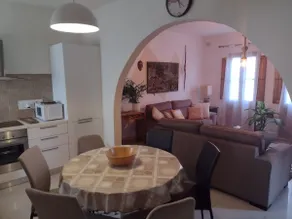 Central, spacious and quiet flat in St Gilian - Image 2