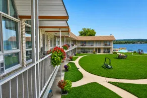 Cozy Lakefront Condo With Beach + Dock + 2 Kayaks - Image 5