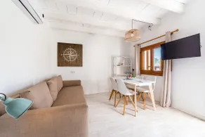 Rustic 1-bedroom apartment with porch/pool - Image 5