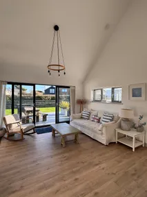 Modern 4 bed Beach House - 4 minutes walk to beach - Image 2