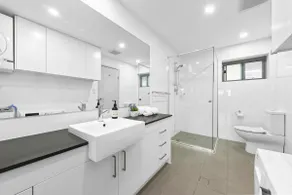 Beautiful Home close to Shopping Mall and Train Hornsby - Image 5