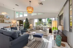 Rose All Day updated 2bed/2bath half duplex in Kcb with dockage & Cabana Club access - Image 3