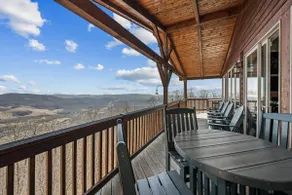 Treetop Terrace, West Jefferson amazing VIEWS - Image 3