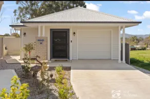 Hamptons House Mudgee -Lux Stays - Image 4