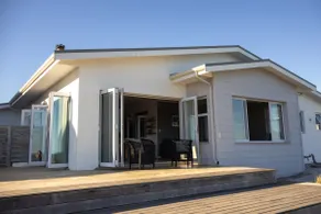 Seafront house with a view - Image 2