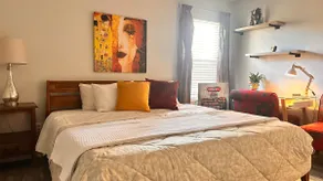 Centrally located•King Bed• Hot Tub • Fenced Yard • Pets welcome - Image 2