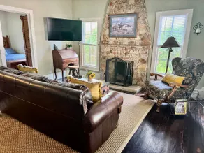 Compass Cottage • Walk to Downtown Glen Rose - Image 2