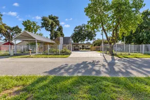 Cozy HTX Home | Gated Parking & Outdoor Living - Image 3