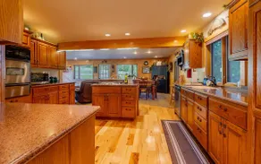 Clarks Fork Crossing- Direct River Access, Large family Cabin! - Image 3