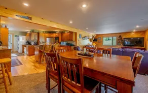 Clarks Fork Crossing- Direct River Access, Large family Cabin! - Image 2
