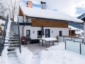 Spacious apartment with private terrace - Image 2