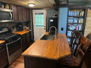 Coyote Creek Loft Cabin with Wood Burning Stove, Firepit, Private Outdoor Area - Image 4
