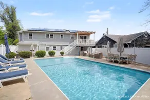 The Ocean Oasis: Luxury Poolside Gateaway - Image 2