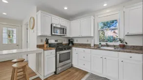 Charming Carriage House | Walk to Broadway & Track - Image 4