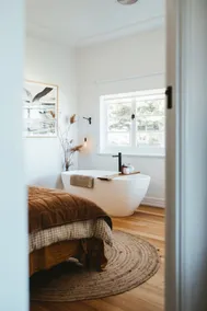 Luxury & Location - CBD, Beach, Train & Hospital - Image 3