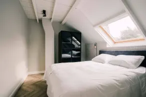 Découvrez le confort et la commodité à Bed en Koffie, situé au cœur de Tilburg Centrum. Parfait pour les voyageurs d’affaires ou les couples souhaitant séjourner à Efteling ou louer un appartement à Tilburg. - Image 2