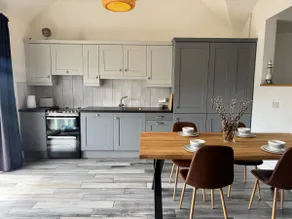 Spacious Studio Style with Wifi & Parking - Image 3