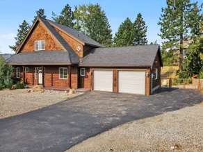 Roslyn Pines: Hot Tub, Spacious Deck, Dogs Welcome - Image 2